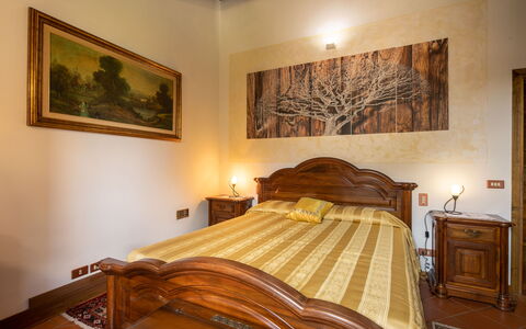Valdambra Villa: Bed, Meubilair, Slaapkamer, Interieur Ontwerp, Muur, Laken, Hout, Bedding, Flooring, Plafond