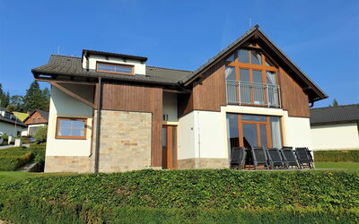 Lipno Nad Vltavou 85: Fabriek, Lucht, Eigendom, Gebouw, Venster, Land Lot, Hout, Gras, Huis, Siding