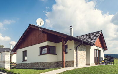 Residence Lipno 86.4: Lucht, Fabriek, Wolk, Gebouw, Venster, Boom, Natuurlijk Landschap, Land Lot, Huis, Verblijf