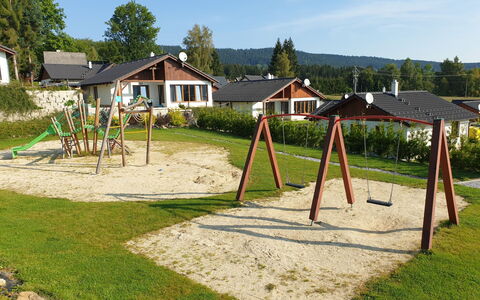 Lipno Nad Vltavou 87: Fabriek, Lucht, Eigendom, Boom, Schaduw, Land Lot, Huis, Wolk, Vrije Tijd, Gebouw