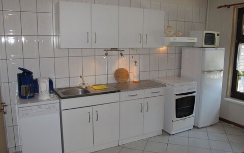 Siglinde: Meubilair, Gebouw, Tafel, Fabriek, Stoel, Kamerplant, Schaduw, Oranje, Interieur Ontwerp, Flooring