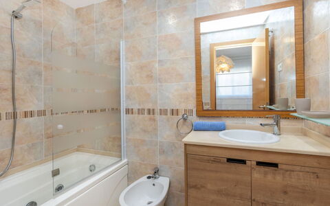 Cala Blanca i: Badkamer, Loodgieterswerkinrichting, Flooring, Interieur Ontwerp, Wastafel, Verdieping, Wastafel In De Badkamer, Spiegel, Kraan, Bad