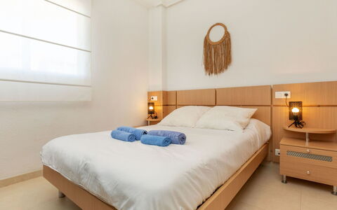 Cala Blanca i: Meubilair, Bed, Interieur Ontwerp, Slaapkamer, Laken, Bedding, Flooring, Hout, Verdieping, Kamer