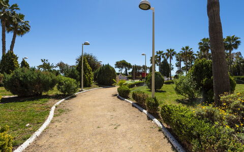 Cala Blanca i: Blad, Vegetation, Struik, Tuin, Woody Plant, Landscaping, Botanische Tuin, Straatlantaarn, Schaduw