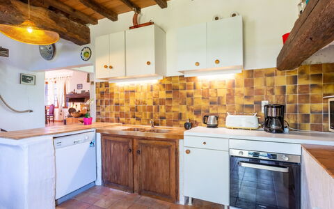Les Figuiers: Cabinetry, Countertop, Voedsel, Eigendom, Gebouw, Keuken, Toestel Van De Keuken, Hout, Verlichting, Lade