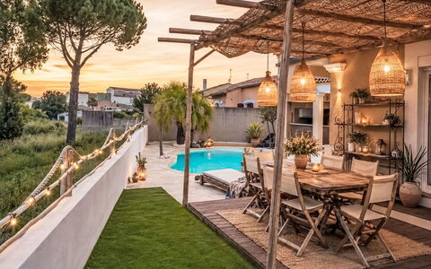 La Pinède: Buitenmeubels, Huis, Meubilair, Bloempot, Toevlucht, Eco Hotel, Schaduw, Patio, Stoel, Tuin