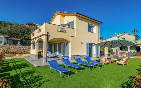 Villa Mimosa - Diano Marina: Lucht, Fabriek, Eigendom, Gebouw, Venster, Schaduw, Architectuur, Huis, Buitenmeubels, Woongebied