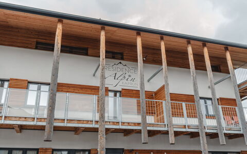 Kaprun 605: Wolk, Lucht, Hout, Metselwerk, Steen, Facade, Woongebied, Onroerend Goed, Dak