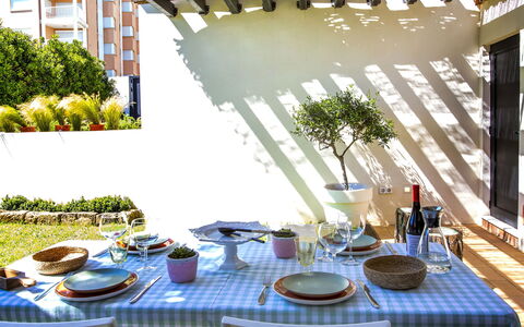 Maison del Mar: Tafel, Tableware, Fabriek, Meubilair, Eigendom, Fotograaf, Dishware, Gebouw, Venster, Drinkware