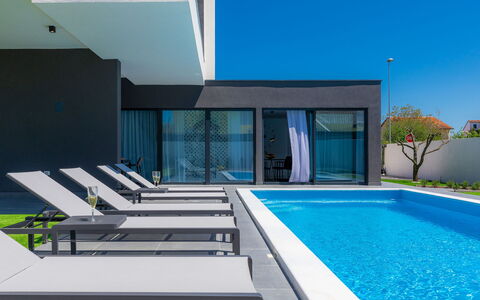 Dots N' Stripes: Gebouw, Eigendom, Water, Lucht, Azure, Zwembad, Schaduw, Venster, Interieur Ontwerp, Architectuur