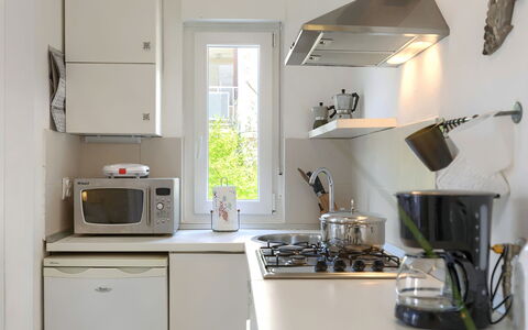 Laura: Gootsteen, Eigendom, Countertop, Cabinetry, Wit, Toestel Van De Keuken, Fornuis, Keuken, Gasfornuis, Wastafel