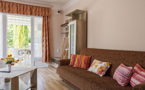 Gizella: Meubilair, Interieur Ontwerp, Hout, Flooring, Verdieping, Kamer, Textiel, Verlichting, Huis, Woonkamer