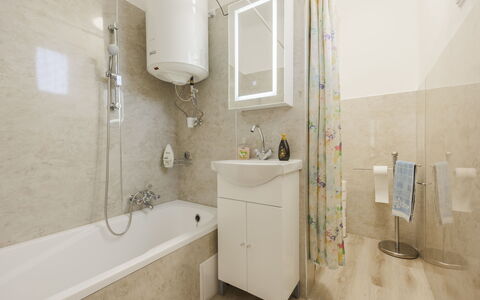 Gizella: Badkamer, Loodgieterswerkinrichting, Interieur Ontwerp, Flooring, Wastafel In De Badkamer, Verdieping, Wastafel, Kraan, Loodgieter, Toilet