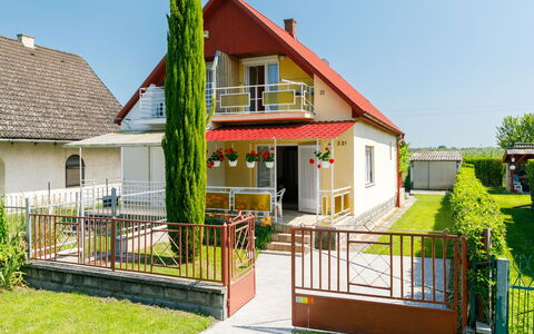Gizella: Lucht, Fabriek, Eigendom, Venster, Gebouw, Boom, Huis, Land Lot, Hout, Verblijf