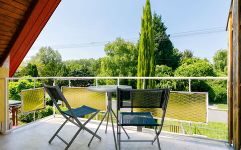 Gizella: Fabriek, Gebouw, Lucht, Stoel, Schaduw, Tafel, Boom, Hout, Interieur Ontwerp, Veranda