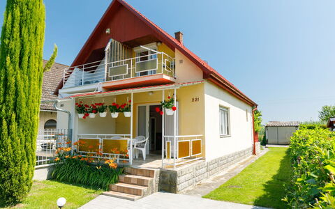 Gizella: Fabriek, Gebouw, Venster, Lucht, Groen, Huis, Boom, Gras, Deur, Land Lot
