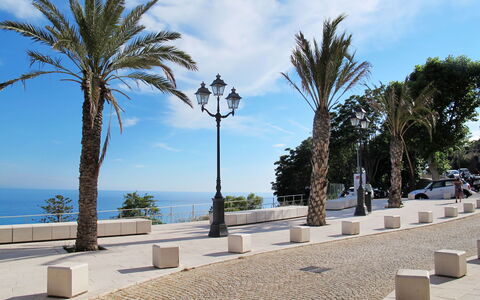 Ventimiglia 633: Wolk, Lucht, Water, Fabriek, Boom, Arecales, Vegetation, Gebouw, Woody Plant, Landschap