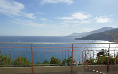 Ventimiglia 633: Lucht, Wolk, Water, Watervoorraden, Eigendom, Azure, Fabriek, Hek, Kust En Oceanic Landvormen, Zonlicht
