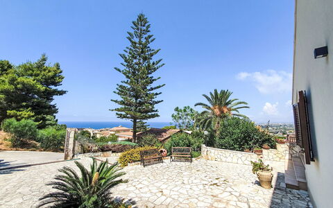 Castellammare del Golfo 265: Oceaan, Landscaping, Tuin, Flagstone, Bloempot, Schaduw, Tropen, Cobblestone, Kamerplant