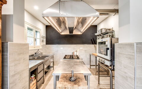 Villa Alfresco: Cabinetry, Meubilair, Tafel, Countertop, Stoel, Gebouw, Keuken, Hal, Hout, Bankstel