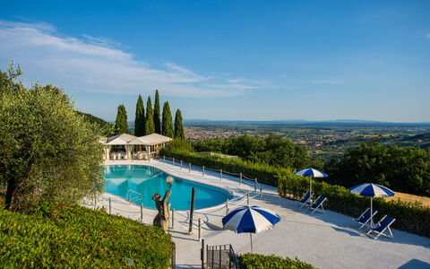 Villa Alfresco: Lucht, Water, Wolk, Zwembad, Fabriek, Natuur, Azure, Boom, Vegetation, Buitenmeubels