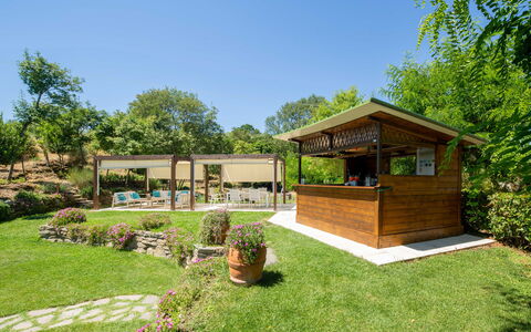Villa Lastra: Fabriek, Lucht, Boom, Natuurlijk Landschap, Bloempot, Schaduw, Land Lot, Verblijf, Gras, Landelijk Gebied