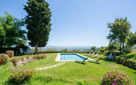 Villa Lastra: Lucht, Fabriek, Water, Eigendom, Bloem, Plantengemeenschap, Natuurlijk Landschap, Boom, Vegetation, Zwembad