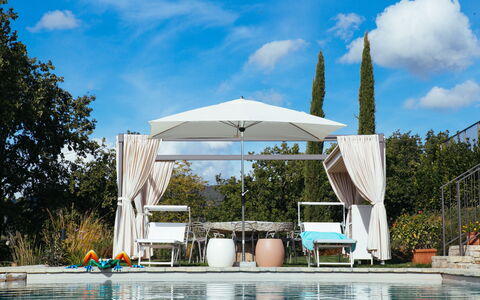 Villa Castiglioni: Water, Wolk, Lucht, Fabriek, Gebouw, Paraplu, Schaduw, Boom, Buitenmeubels, Zwembad