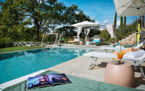 Villa Castiglioni: Water, Eigendom, Lucht, Fabriek, Zwembad, Azure, Buitenmeubels, Ligstoel, Boom, Schaduw