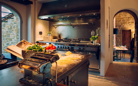 Villa Castiglioni: Voedsel, Eigendom, Gebouw, Countertop, Interieur Ontwerp, Architectuur, Keuken, Keuken, Tafel, Huis