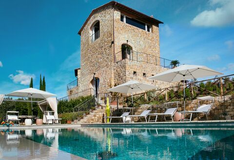 Villa Castiglioni: Water, Lucht, Wolk, Fabriek, Gebouw, Blauw, Zwembad, Azure, Arecales, Huis