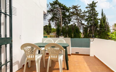 Torremolinos 28: Meubilair, Tafel, Eigendom, Wolk, Lucht, Gebouw, Stoel, Hout, Boom, Schaduw