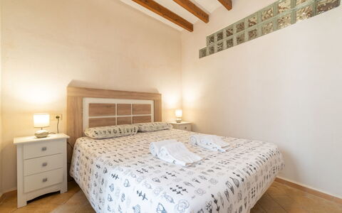 Boutique House: Meubilair, Gebouw, Eigendom, Cabinetry, Venster, Wit, Comfort, Hout, Interieur Ontwerp