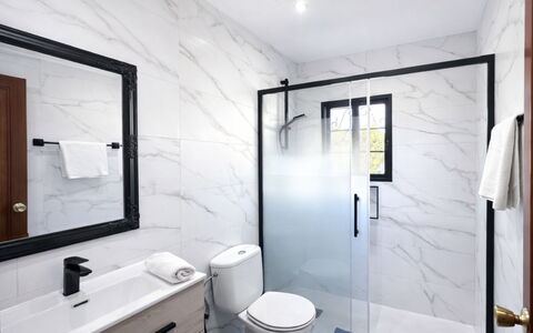 Can Delfin Alcudia: Badkamer, Flooring, Interieur Ontwerp, Loodgieterswerkinrichting, Verdieping, Muur, Toilet, Huis, Loodgieter, Badkamerkast