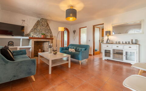 Can Delfin Alcudia: Tafel, Meubilair, Bankstel, Eigendom, Fotolijst, Woonkamer, Hout, Verlichting, Interieur Ontwerp, Architectuur