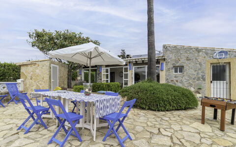 Can Delfin Alcudia: Wolk, Lucht, Tafel, Meubilair, Fabriek, Azure, Stoel, Buitentafel, Buitenmeubels, Schaduw