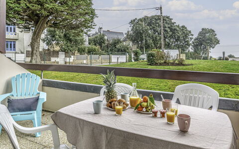 Carnac 134: Tableware, Tafel, Lucht, Wolk, Fabriek, Meubilair, Eigendom, Stoel, Bloempot, Wijnglas