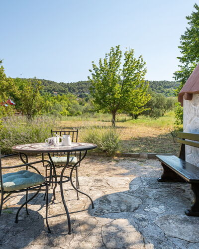 Little Castle: Meubilair, Verblijf, Buitenmeubels, Tuin, Buitentafel, Stoel, Landscaping, Keuken En Eettafel, Schaduw, Boerderij