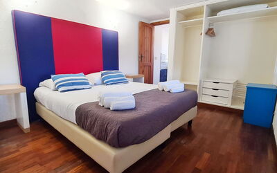 Freedom Relais Club 537.6: Bed, Slaapkamer, Laken, Bedding, Verdieping, Flooring, Interieur Ontwerp, Meubilair, Linens, Bed Frame