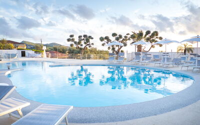 Freedom Relais Club 537.7: Zwembad, Buitenmeubels, Toevlucht, Ligstoel, Schaduw, Hotel, Badplaats, Thermae, Eco Hotel, Paraplu