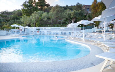Freedom Relais Club 537.8: Zwembad, Buitenmeubels, Toevlucht, Ligstoel, Schaduw, Hotel, Badplaats, Thermae, Eco Hotel, Paraplu