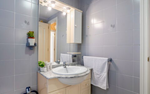 Rincon Dorado: Spiegel, Wastafel, Kraan, Loodgieterswerkinrichting, Wastafel In De Badkamer, Badkamerkast, Fabriek, Badkamer, Cabinetry, Purper