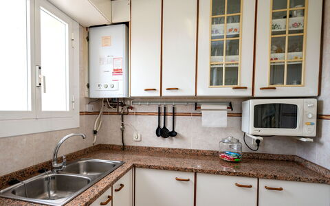 Cunit 63: Gootsteen, Kraan, Eigendom, Wastafel, Cabinetry, Venster, Countertop, Loodgieterswerkinrichting, Keuken, Hout