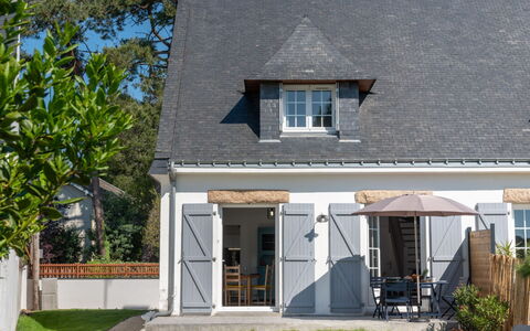 Bretagne: Fabriek, Gebouw, Lucht, Venster, Deur, Schaduw, Boom, Huis, Gras, Land Lot