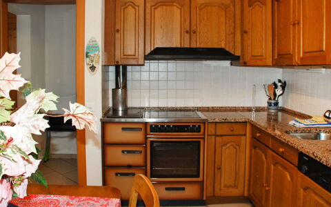 Pina: Cabinetry, Countertop, Eigendom, Gootsteen, Wastafel, Toestel Van De Keuken, Hout, Keuken, Fornuis, Lade