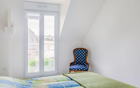 Plein Soleil: Meubilair, Venster, Gebouw, Azure, Comfort, Schaduw, Textiel, Huis, Hout