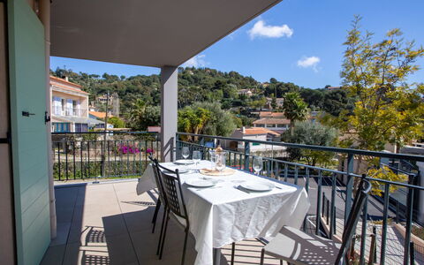 Bormes-Les-Mimosas 109: Tafel, Meubilair, Lucht, Stoel, Wolk, Schaduw, Boom, Buitentafel, Vrije Tijd, Buitenmeubels