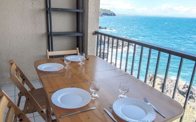 Collioure 400: Water, Tafel, Tableware, Eigendom, Lucht, Meubilair, Gebouw, Venster, Blauw, Stoel