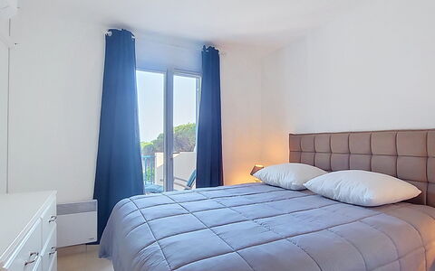 Les Grenadines: Bed, Meubilair, Slaapkamer, Bedding, Laken, Interieur Ontwerp, Linens, Kamer, Verdieping, Verlichting