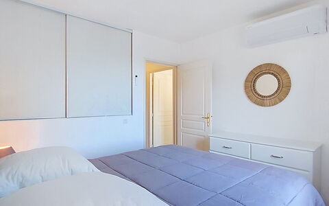 Les Grenadines: Meubilair, Bed, Interieur Ontwerp, Slaapkamer, Muur, Verdieping, Flooring, Bedding, Hout, Laken
